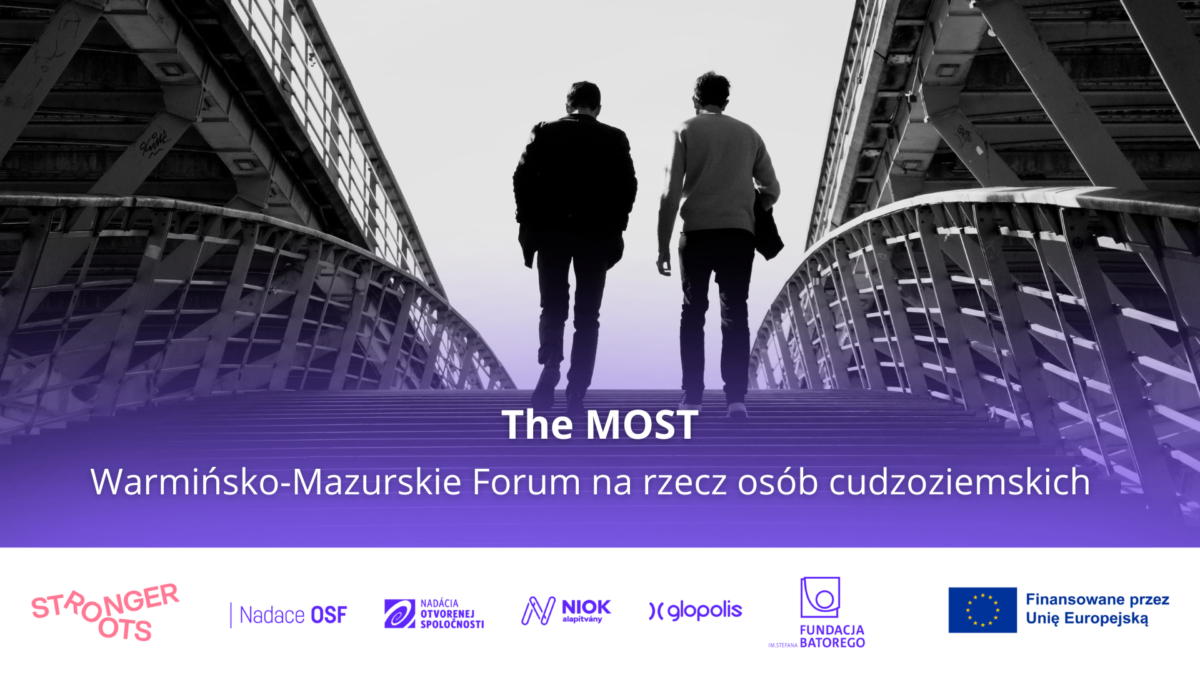 Dwie osoby idą na moście