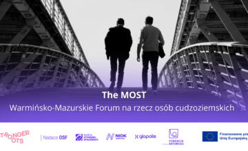 Dwie osoby idą na moście